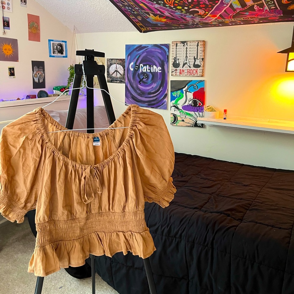 cute cropped shirt,matches with neutrals very well,Fits in the hippie aesthetic